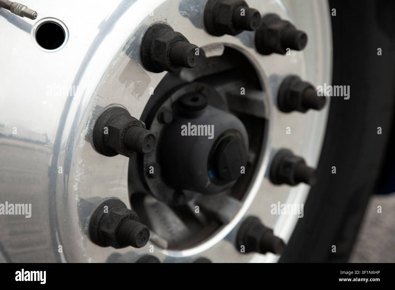 Ruota e pneumatico di un camion semirimorchio Foto Stock