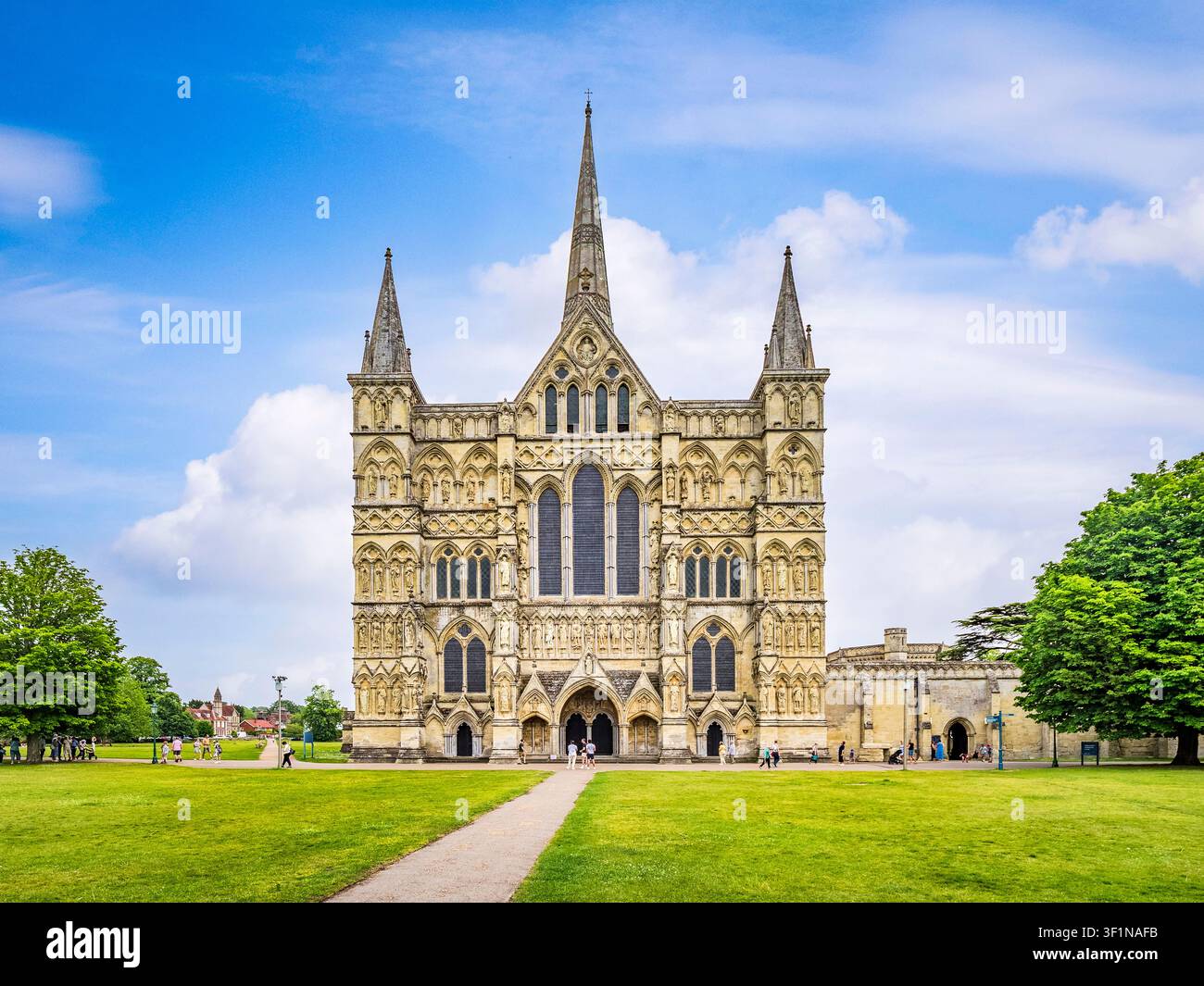 La Grande Facciata Ovest della Cattedrale di Salisbury, iniziata nel XIII secolo. Foto Stock