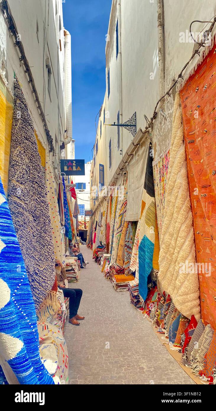Tappeti marocchini colorati fatti a mano esposti fuori dalle botteghe nella medina di Essaouira, Marocco. Foto Stock