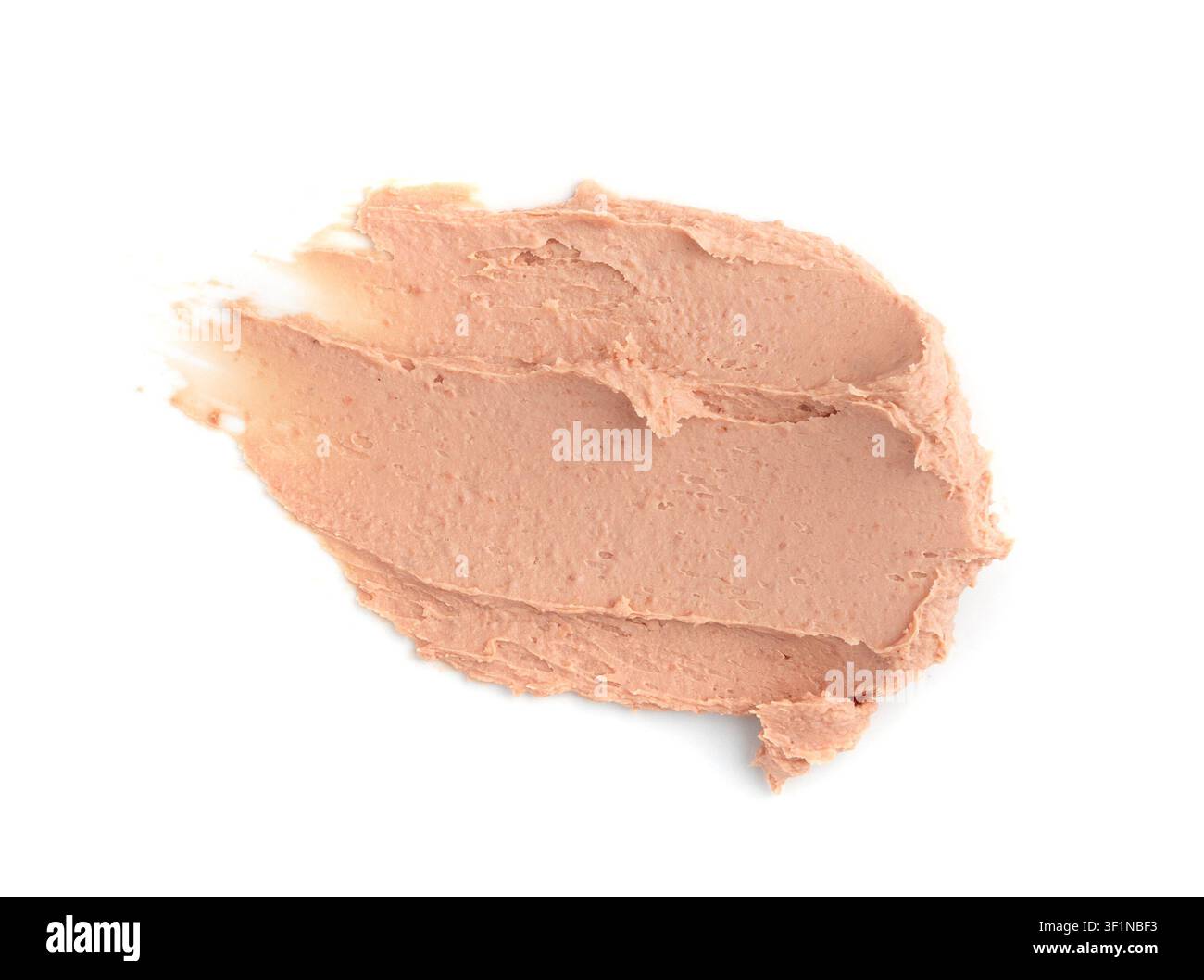 Texture di argilla isolata. Macchia di crema rosa, tratto di gesso, maschera di argilla di bellezza sfumata, gesso pastello bagnato, cemento marrone su sfondo bianco Foto Stock