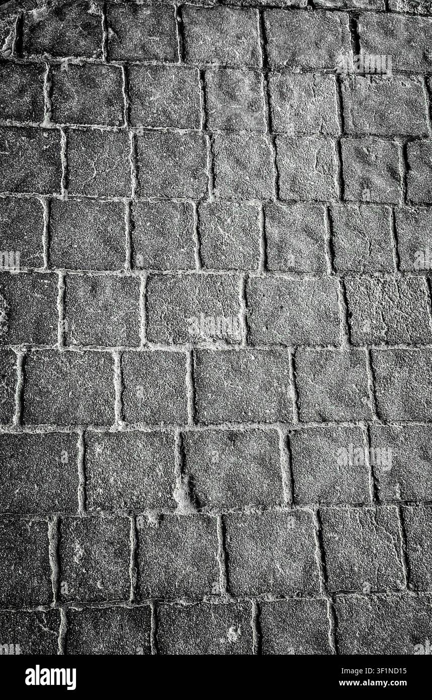 Prima Abstracta di blocchi di pavimentazione quadrati in pietra con superficie ruvida. - Immagine stock catturata con smartphone