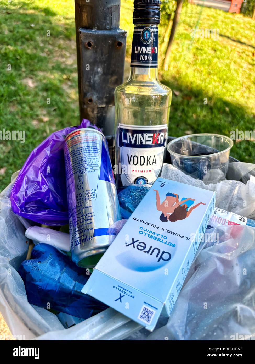 Bottiglia di vodka vuota, lattina Red Bull, scatola Durex nella spazzatura. Pescara, Italia. - Immagine stock catturata con smartphone