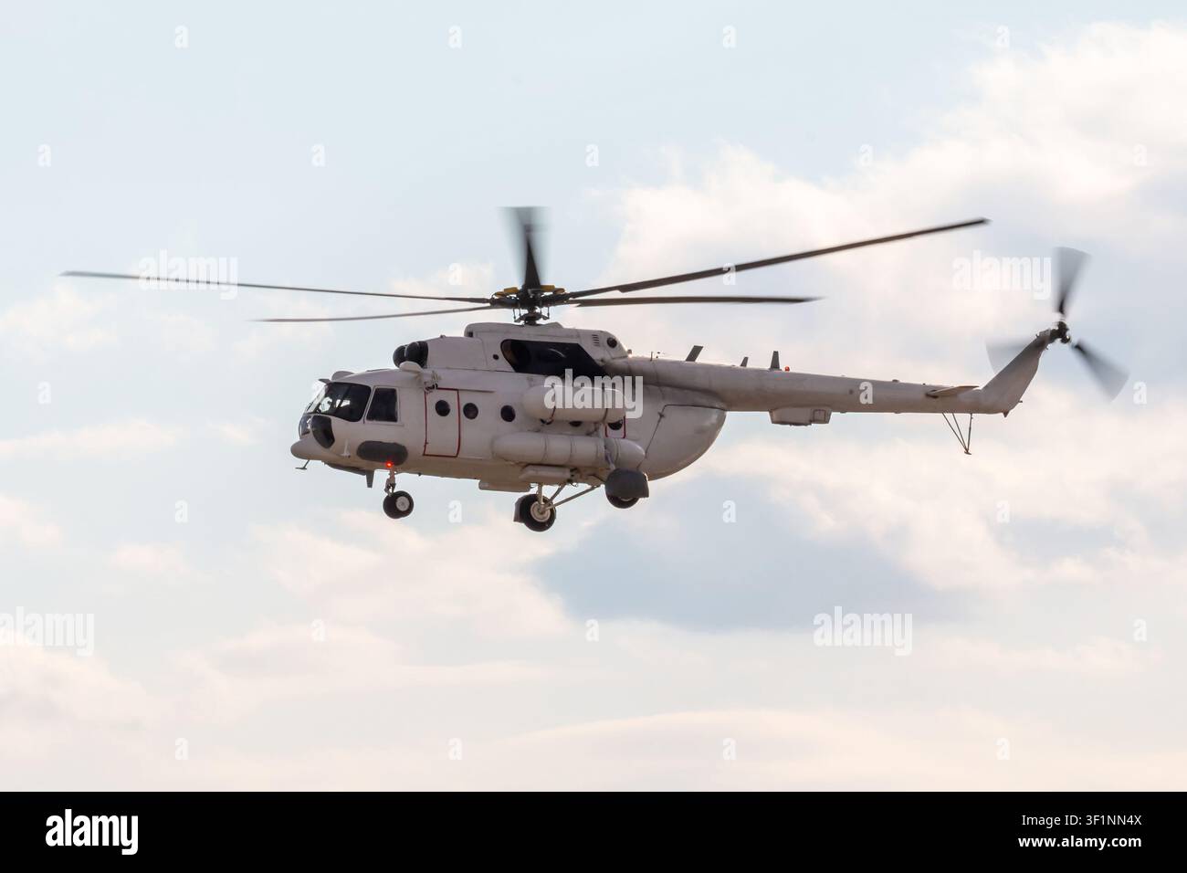 Un elicottero bianco multiuso vola nel cielo Foto Stock
