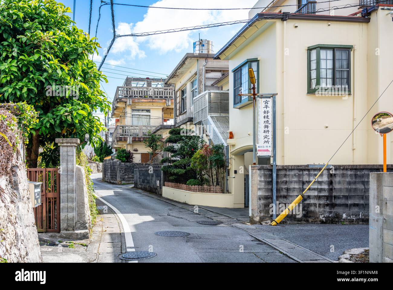 Naha Okinawa Giappone, 19 gennaio 2026: Vista tipica della strada della città di Naha a Okinawa con piccola ruota e belle case a Naha Okinawa Japa Foto Stock