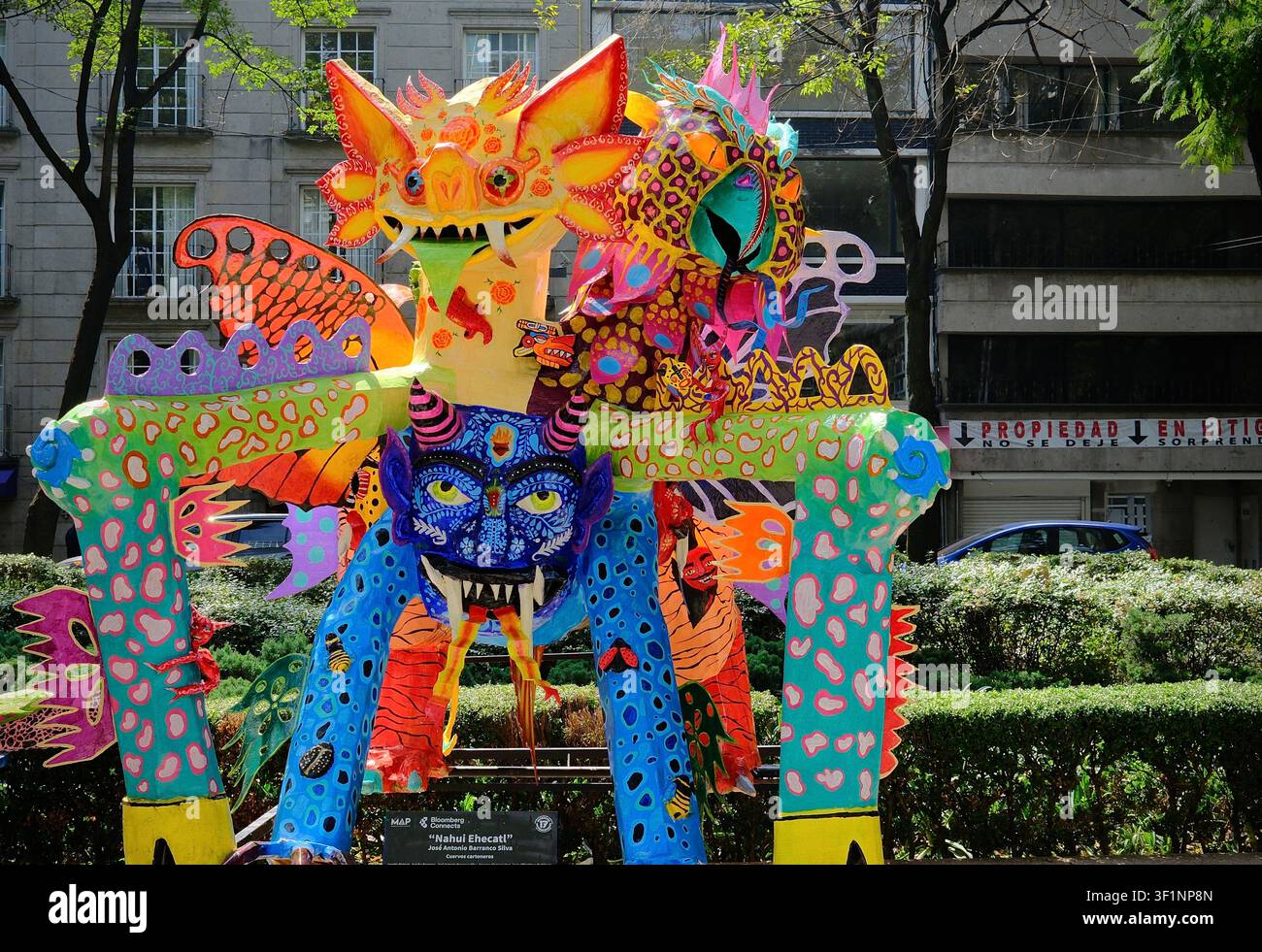 Città del Messico, CDMX, Messico – 20 ottobre 2025: Alebrije multicolore luminoso con faccia dentata e corpo alato Foto Stock