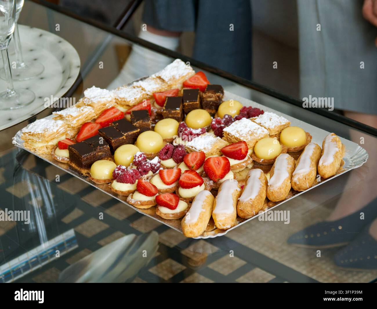 Varie pasticcerie francesi e mini dessert disposti su un vassoio da festa Foto Stock