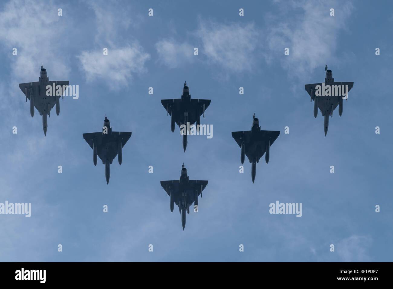 Parigi, Francia – 14 luglio 2026: Spettacolo aereo del 14 luglio. 6 aerei militari Mirage che sorvolano il distretto di La Défense Foto Stock
