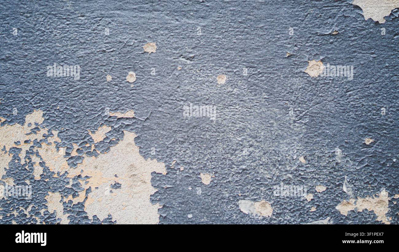Vernice blu scrostata su un muro di cemento ruvido Foto Stock