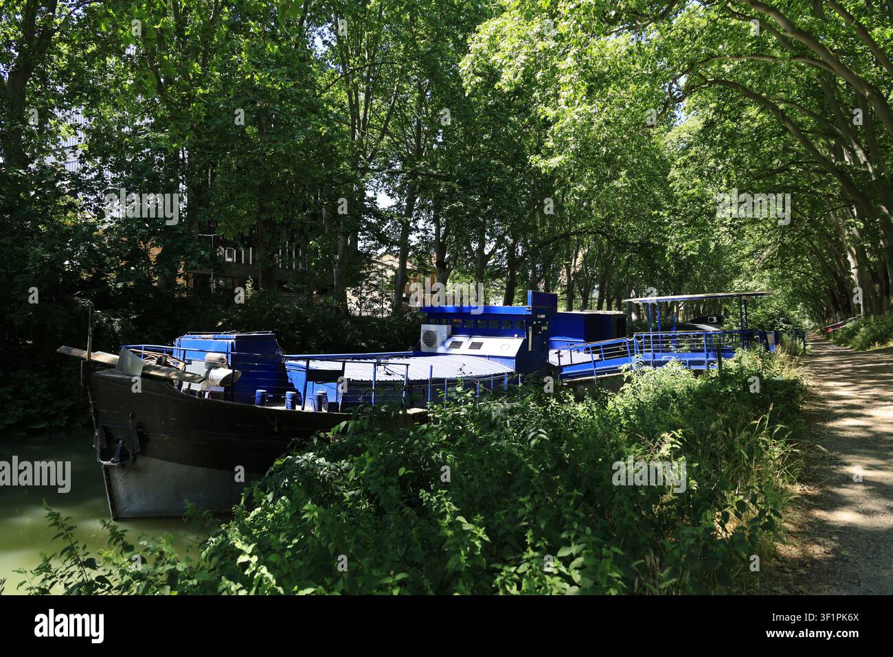Vecchia chiatta sul Canal du Midi nella città francese di Tolosa Foto Stock