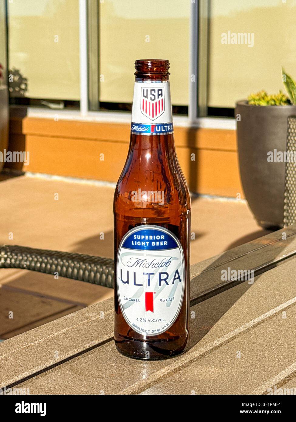 Page, Arizona, USA - 30 giugno 2026: Bottiglia di birra leggera Michelob Ultra isolata su un tavolo su una terrazza all’aperto di un hotel. - Immagine stock catturata con smartphone