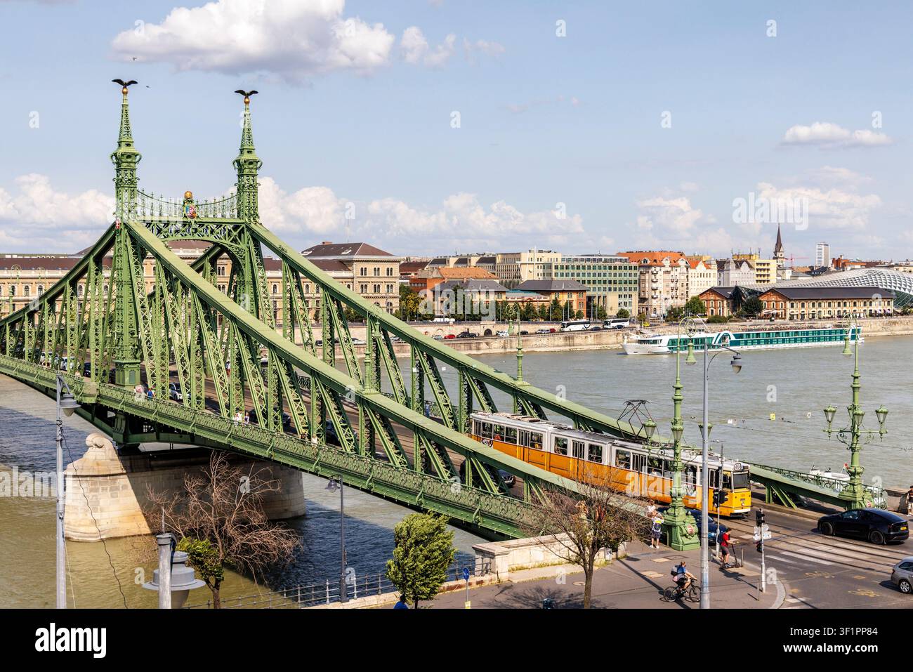 Tram che attraversa il ponte Liberty (Szabadsag hid) vicino alla collina Gellert, Budapest, Ungheria Foto Stock