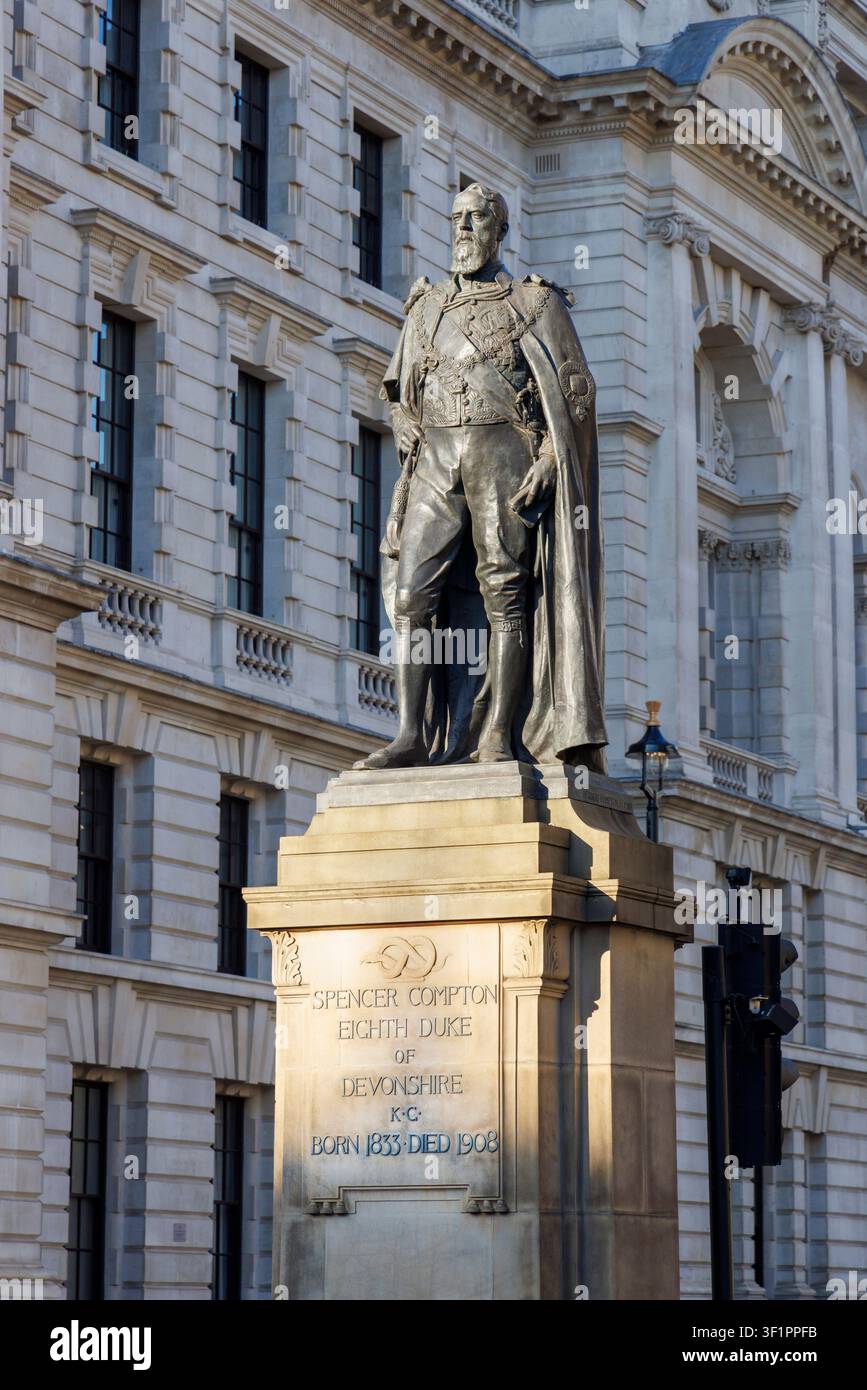 Statua di Spencer Compton, Ottavo Duca di Devonshire, Londra, Inghilterra, Regno Unito Foto Stock