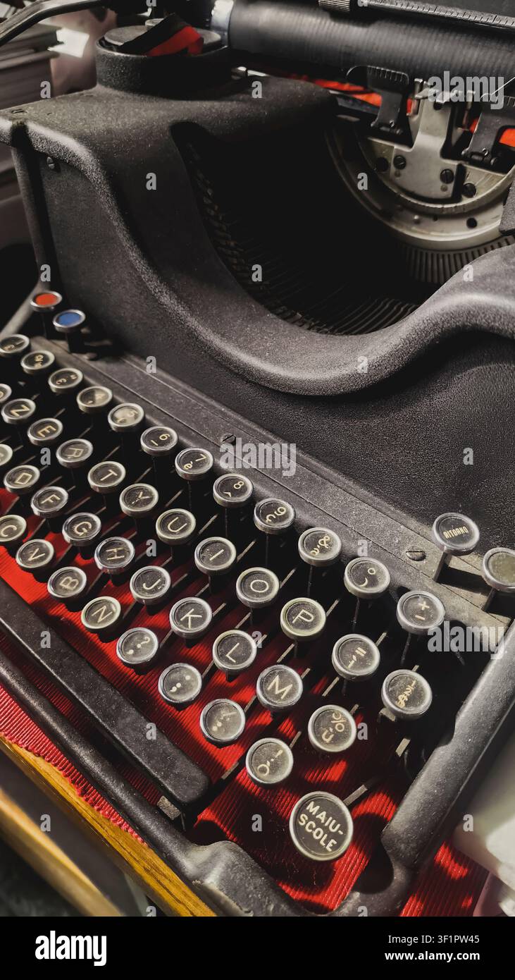 Dettaglio ravvicinato della tastiera di una macchina da scrivere italiana vintage Foto Stock