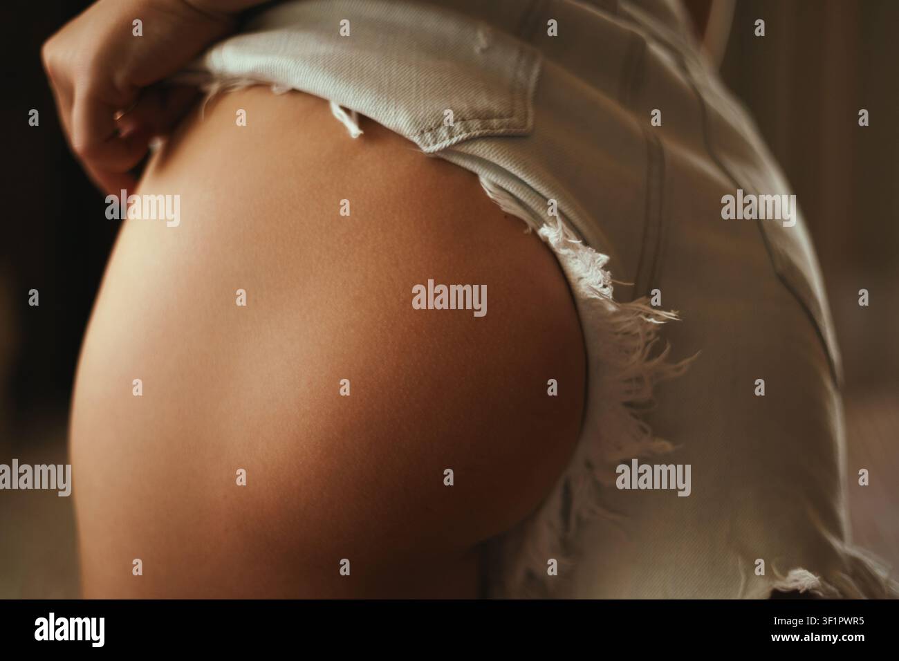 Bellissimi glutei femminili in pantaloncini di jeans Foto Stock