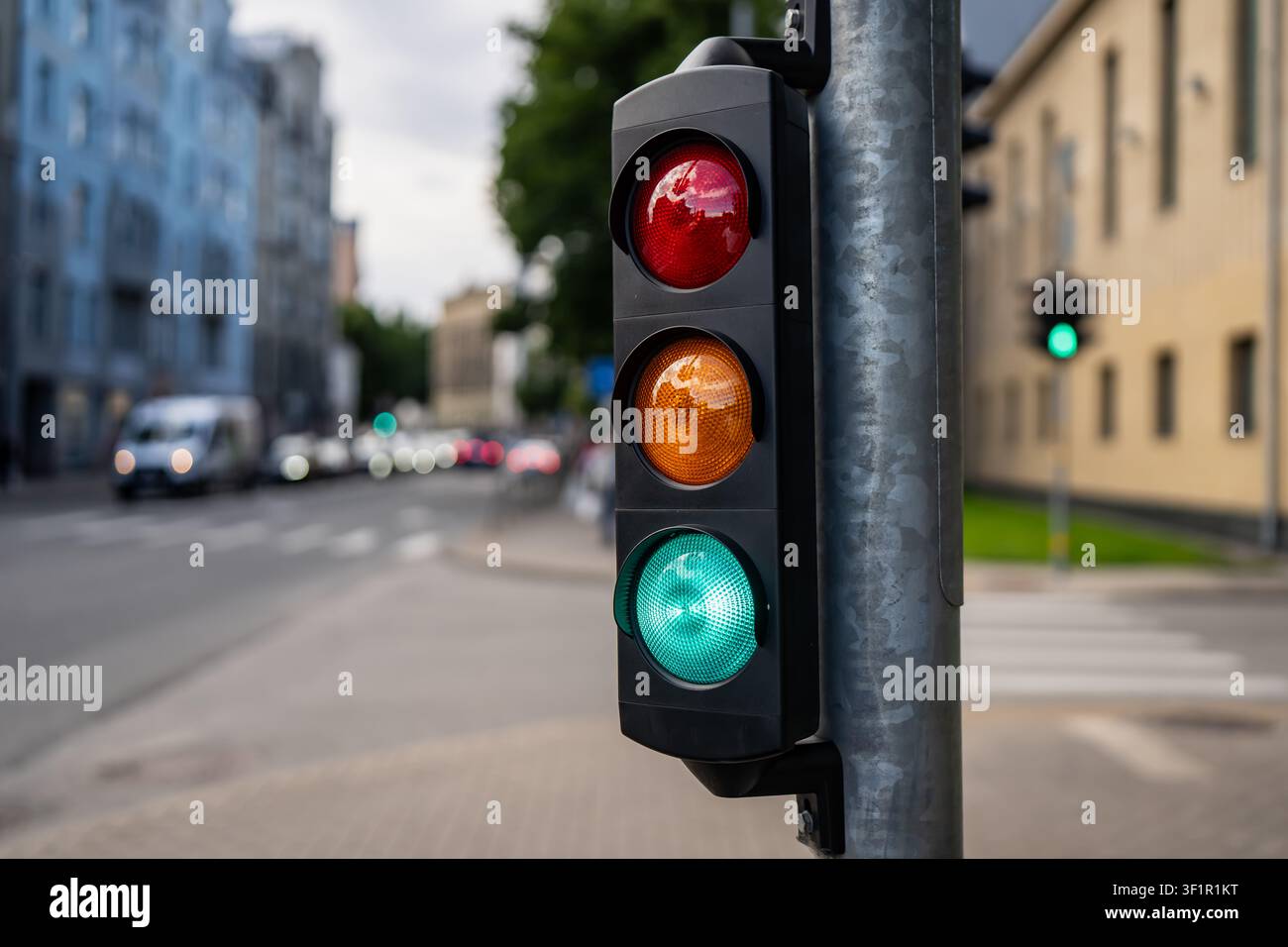 Involucro moderno per segnali stradali in policarbonato nero con indicatore luminoso verde per l'ottimizzazione del flusso municipale e soluzioni per la sicurezza stradale Foto Stock