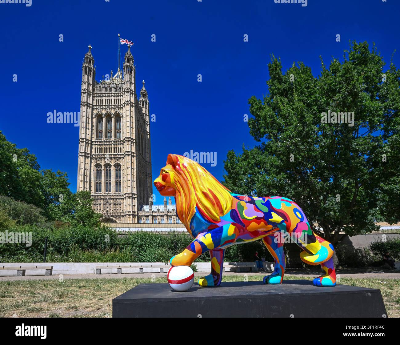 Orgoglio nel Quarter Lion Trail, Mondiali 2026. Una colorata scultura di leone si erge orgogliosamente davanti al Palazzo di Westminster. Foto Stock