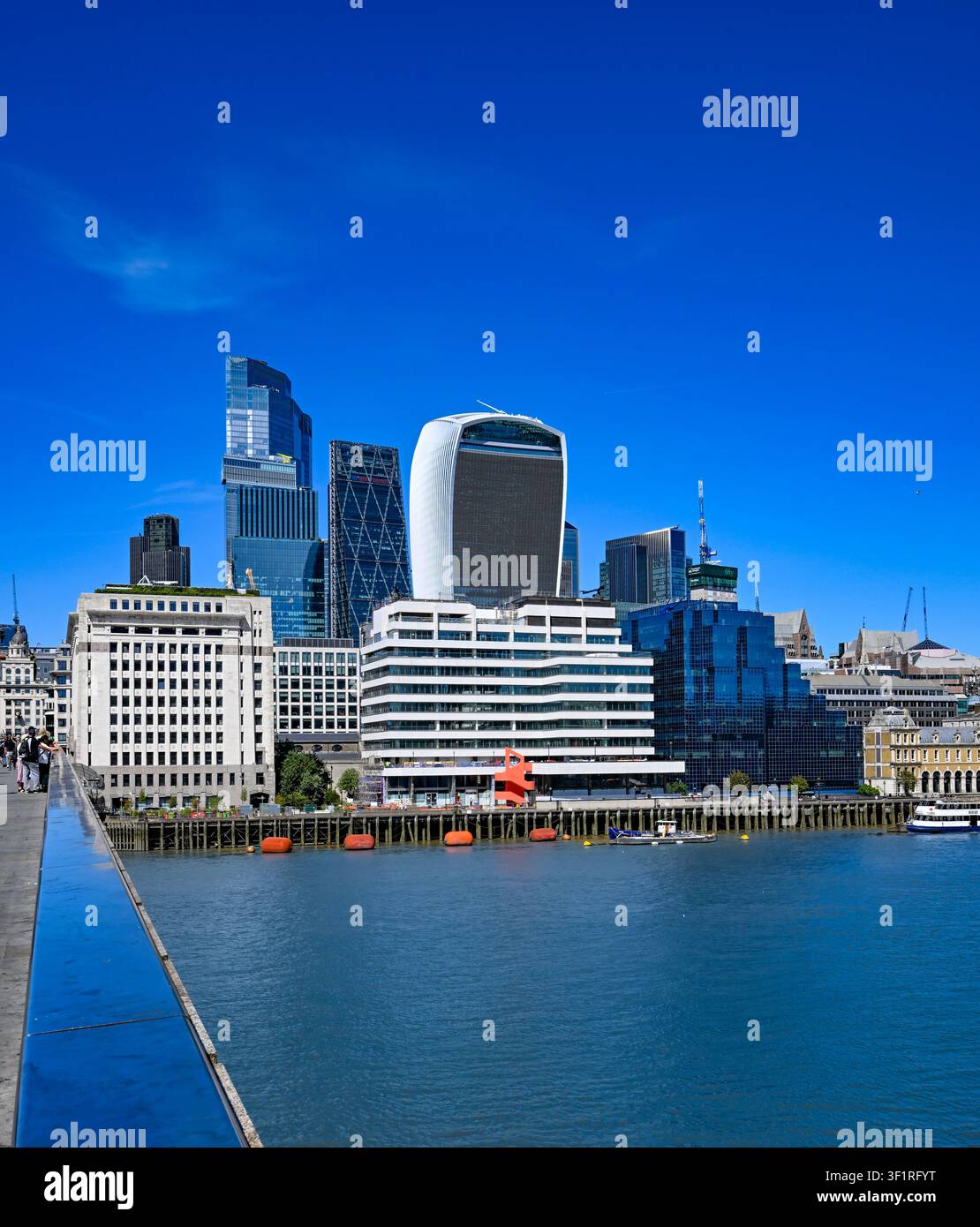 Vista della città dal London Bridge sul Tamigi, Londra, Regno Unito Foto Stock