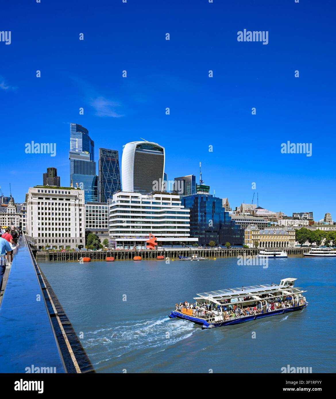 Vista della città dal London Bridge sul Tamigi, Londra, Regno Unito Foto Stock