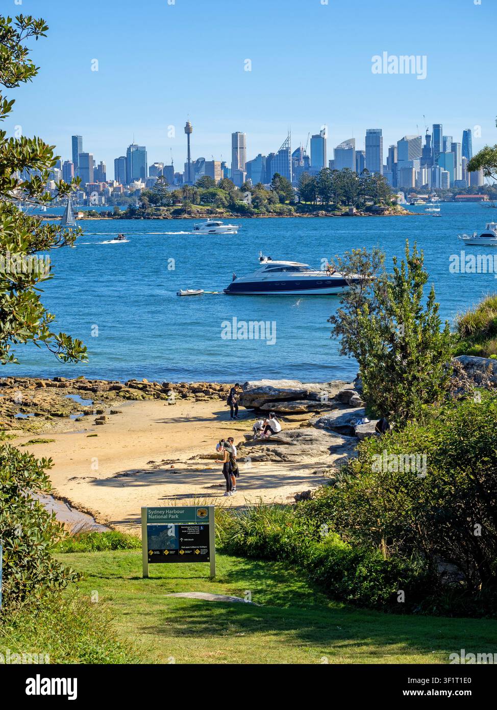 Milk Beach nel Sydney Harbour National Park, con lo skyline della città sullo sfondo Foto Stock