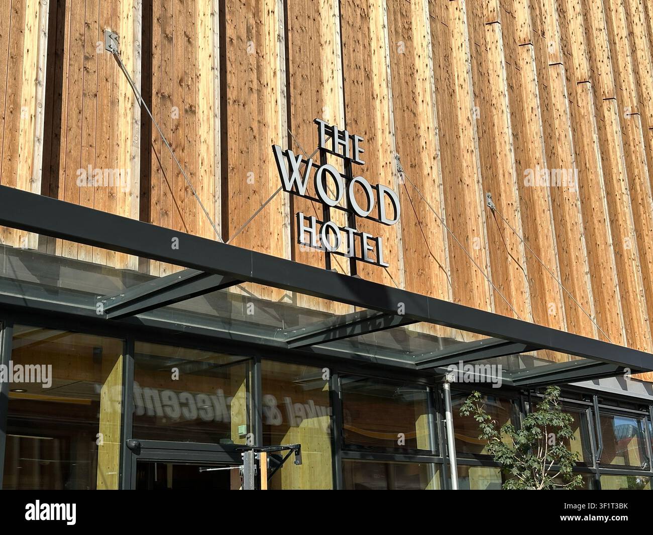 Skellefteå, Svezia – 4 set. 2024. Cartello d’ingresso di The Wood Hotel di Elite, Skellefteå, Svezia. - Immagine stock catturata con smartphone