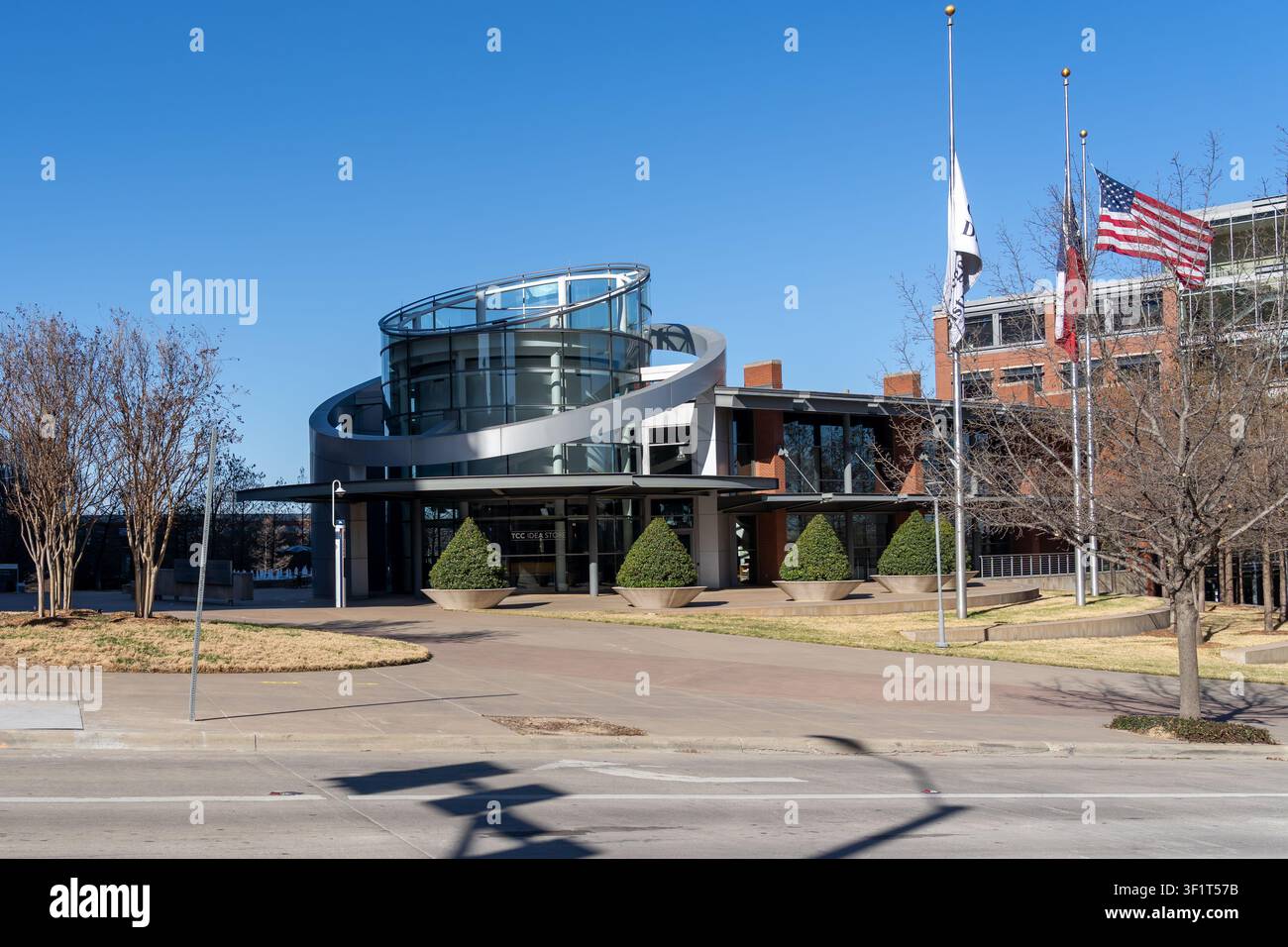 Tarrant County College (TCC) Trinity River Campus su Trinity Campus Circle a Fort Worth, Texas, USA. Foto Stock