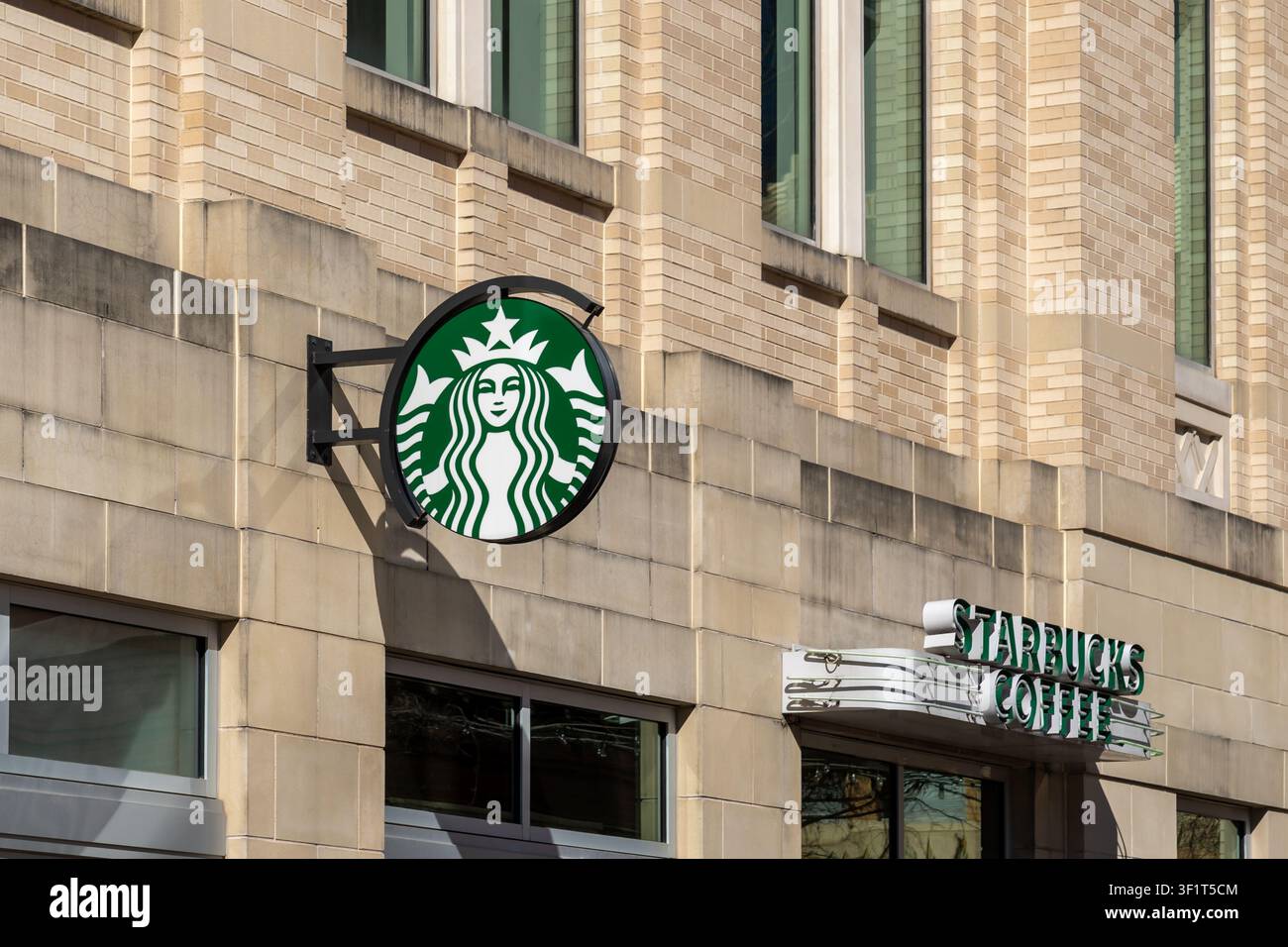 Un classico cartello rotondo con il logo Starbucks montato su un edificio in mattoni. Fort Worth, Texas, USA Foto Stock