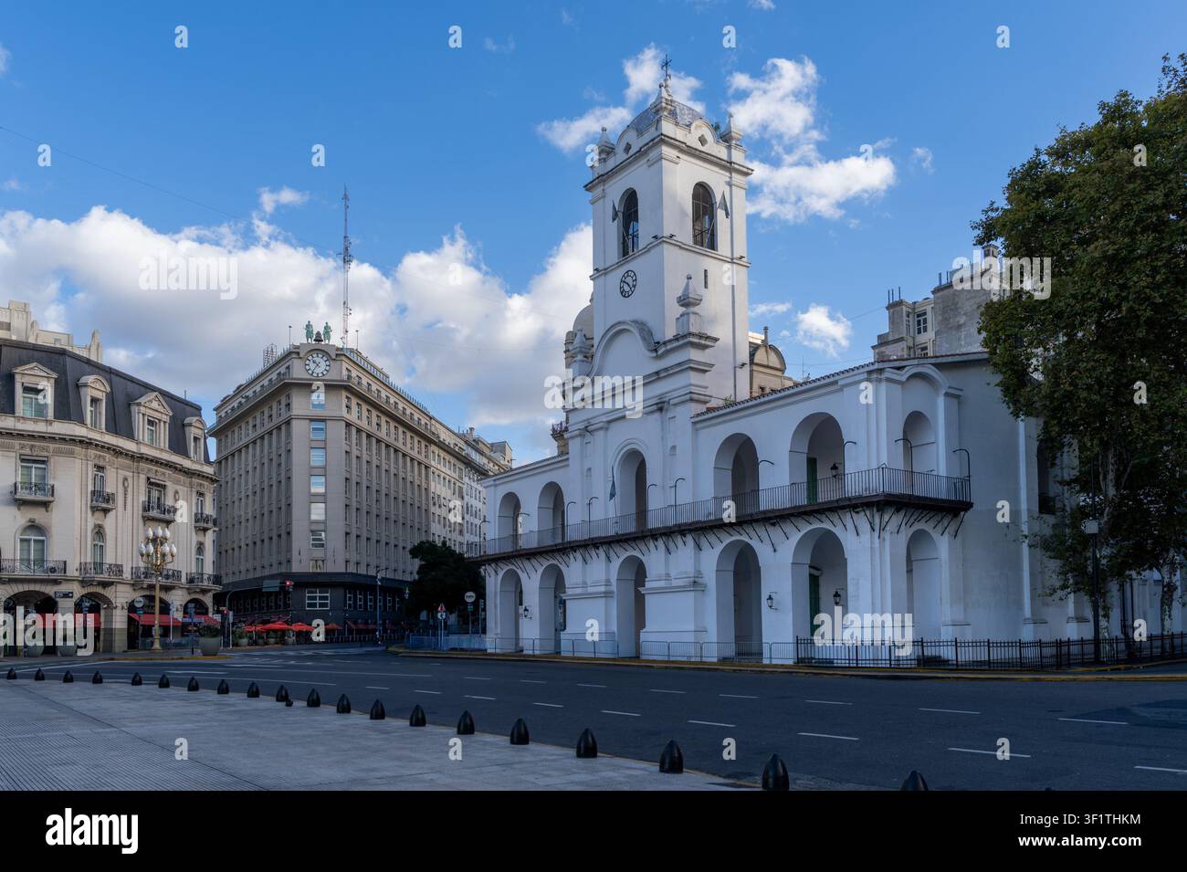 Una vista storica diurna dell'edificio coloniale bianco del Cabildo visto dalla verde Plaza de Mayo a Buenos Aires, in Argentina Foto Stock