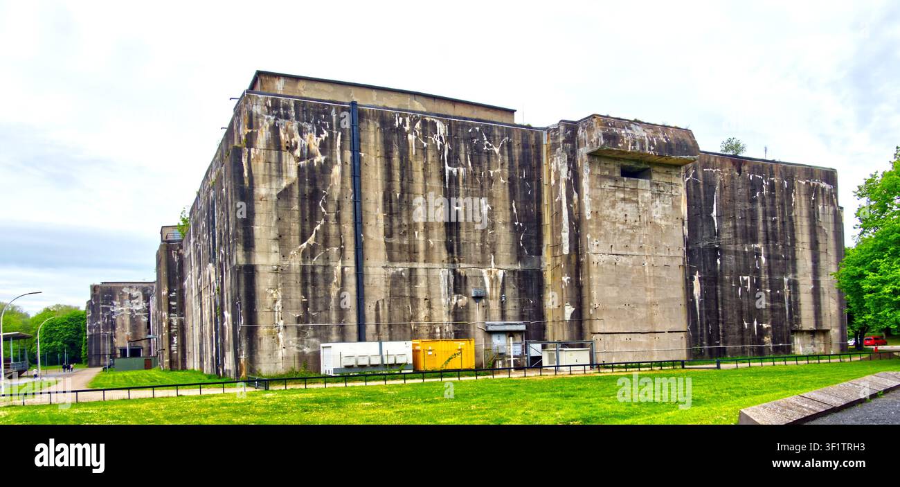 Bunker Valentin, struttura massiccia in cemento che dimostra l'architettura bellica e l'ingegneria storica a Brema, Germania Foto Stock