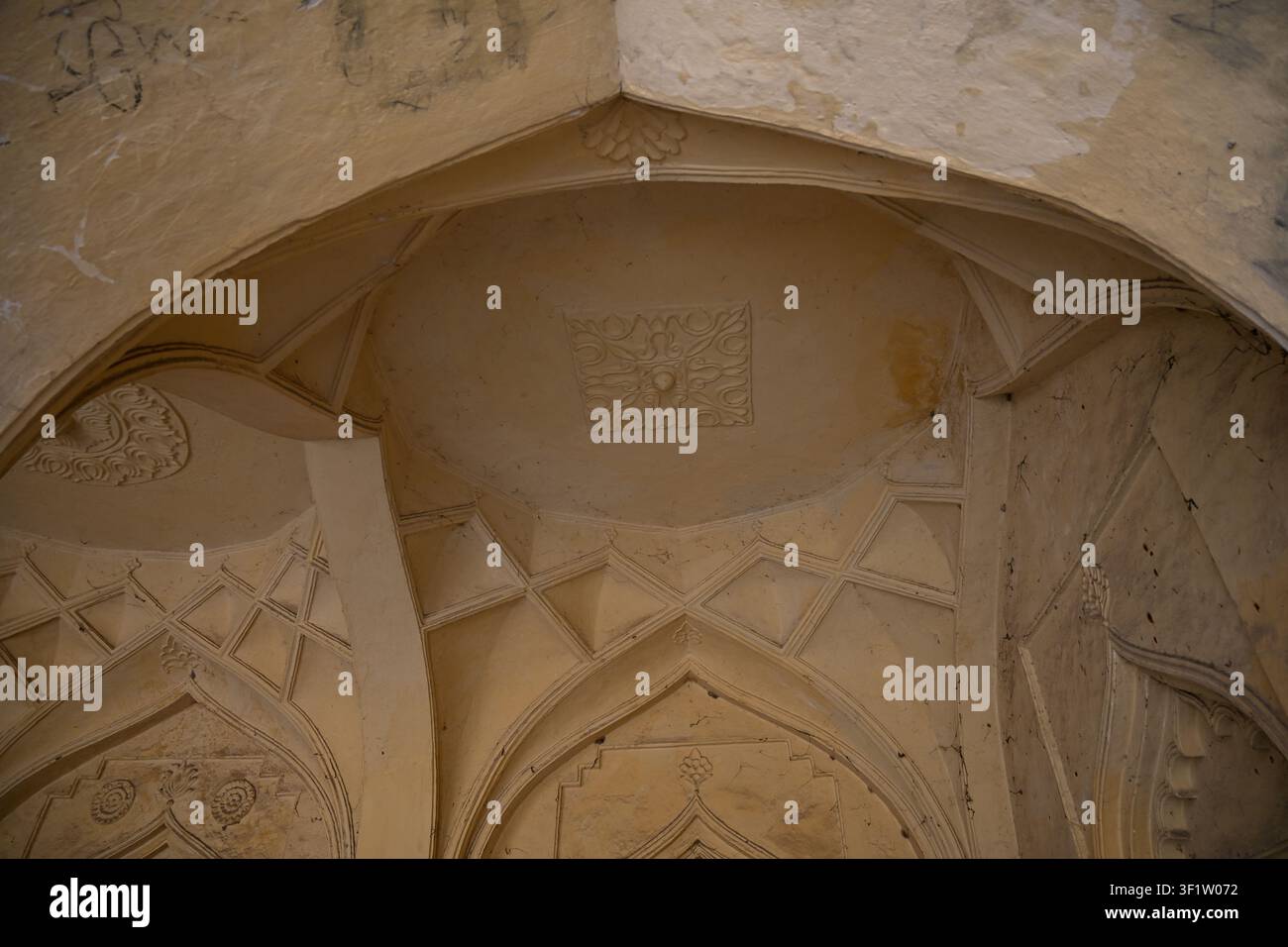 Soffitto a volta ornato con archi a sesto acuto all'interno di architetture di fortezze storiche Foto Stock