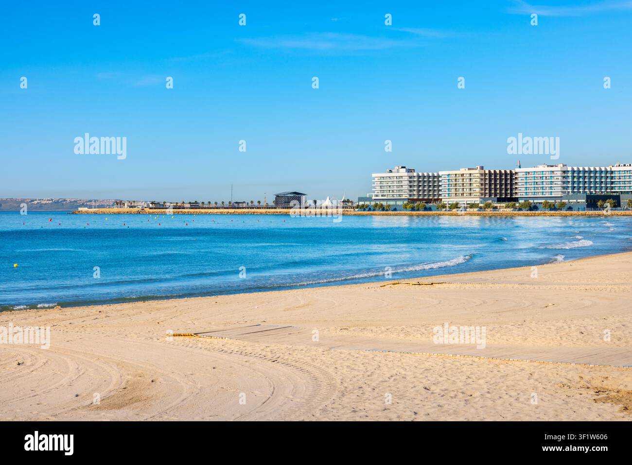 Ancora vuota al mattino sulla spiaggia di Playa del Postiguet. Alicante, Spagna Foto Stock