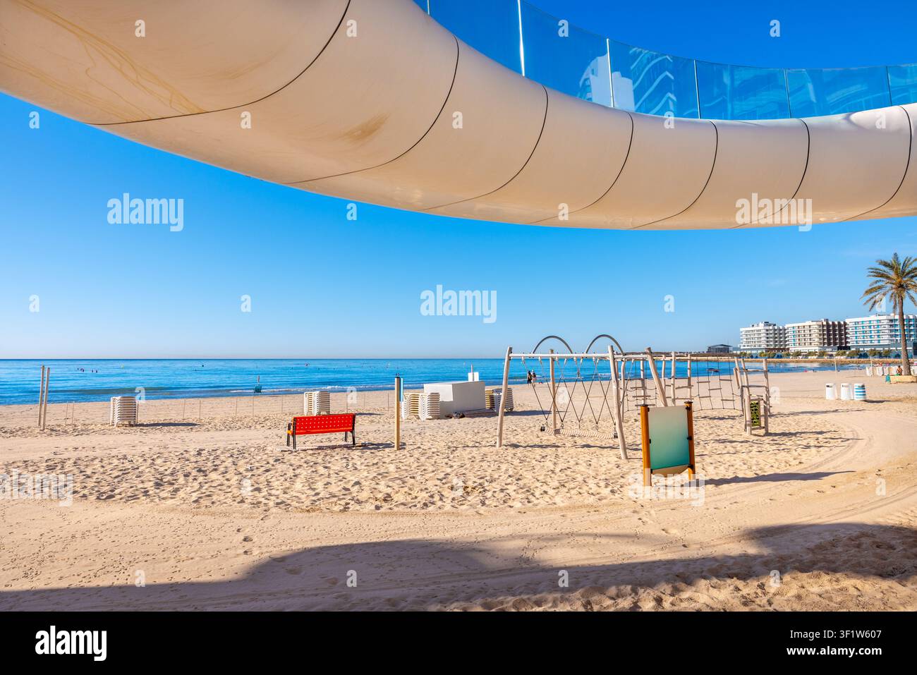 Spiaggia di Playa del Postiguet e ponte moderno sopra la passeggiata. Alicante, Spagna Foto Stock