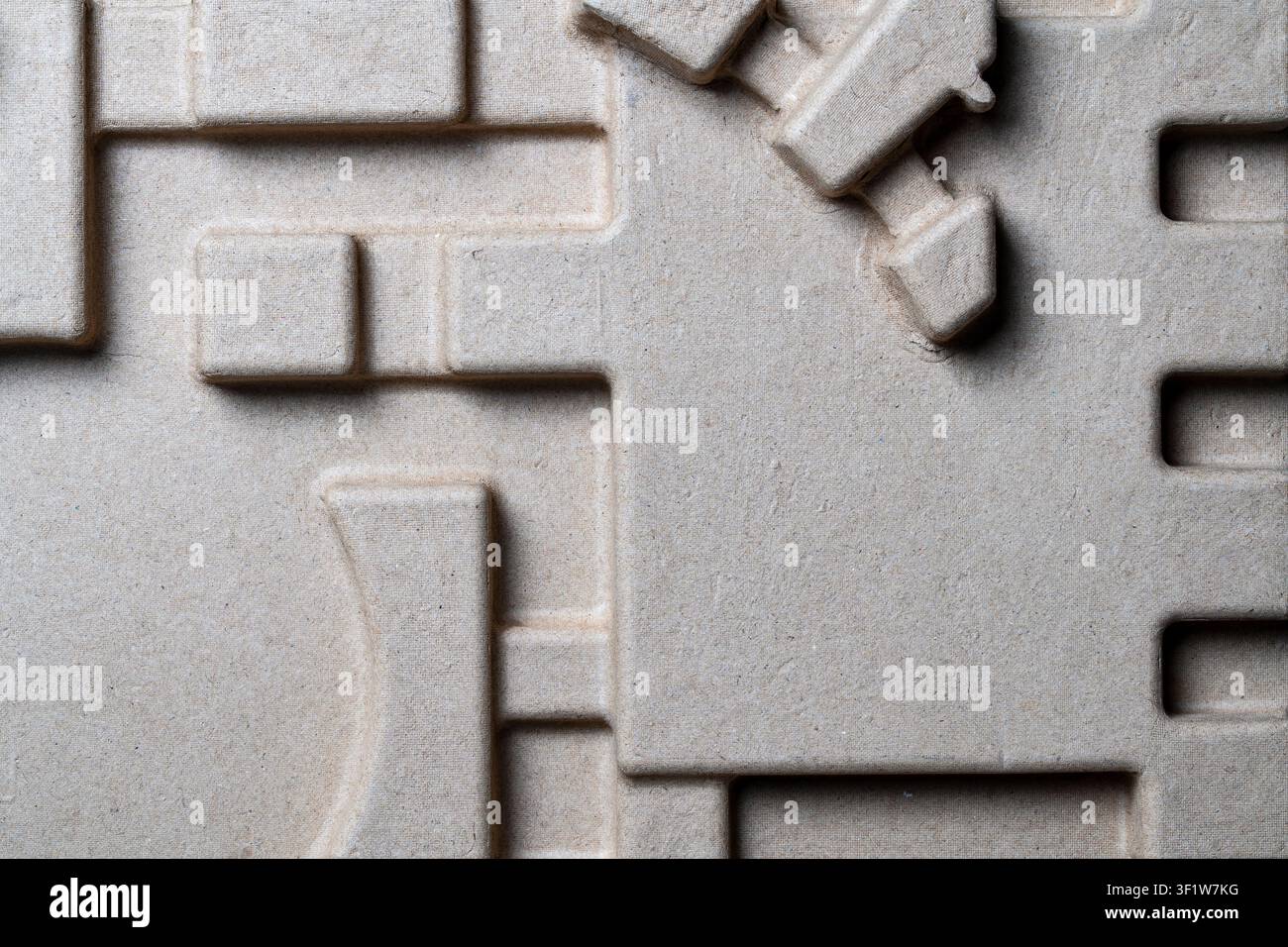 Vista macro della texture di imballaggio in polpa di carta modellata. Primo piano di materiale di imballaggio ecologico in cartone di polpa modellato con forme geometriche. Concetto di su Foto Stock