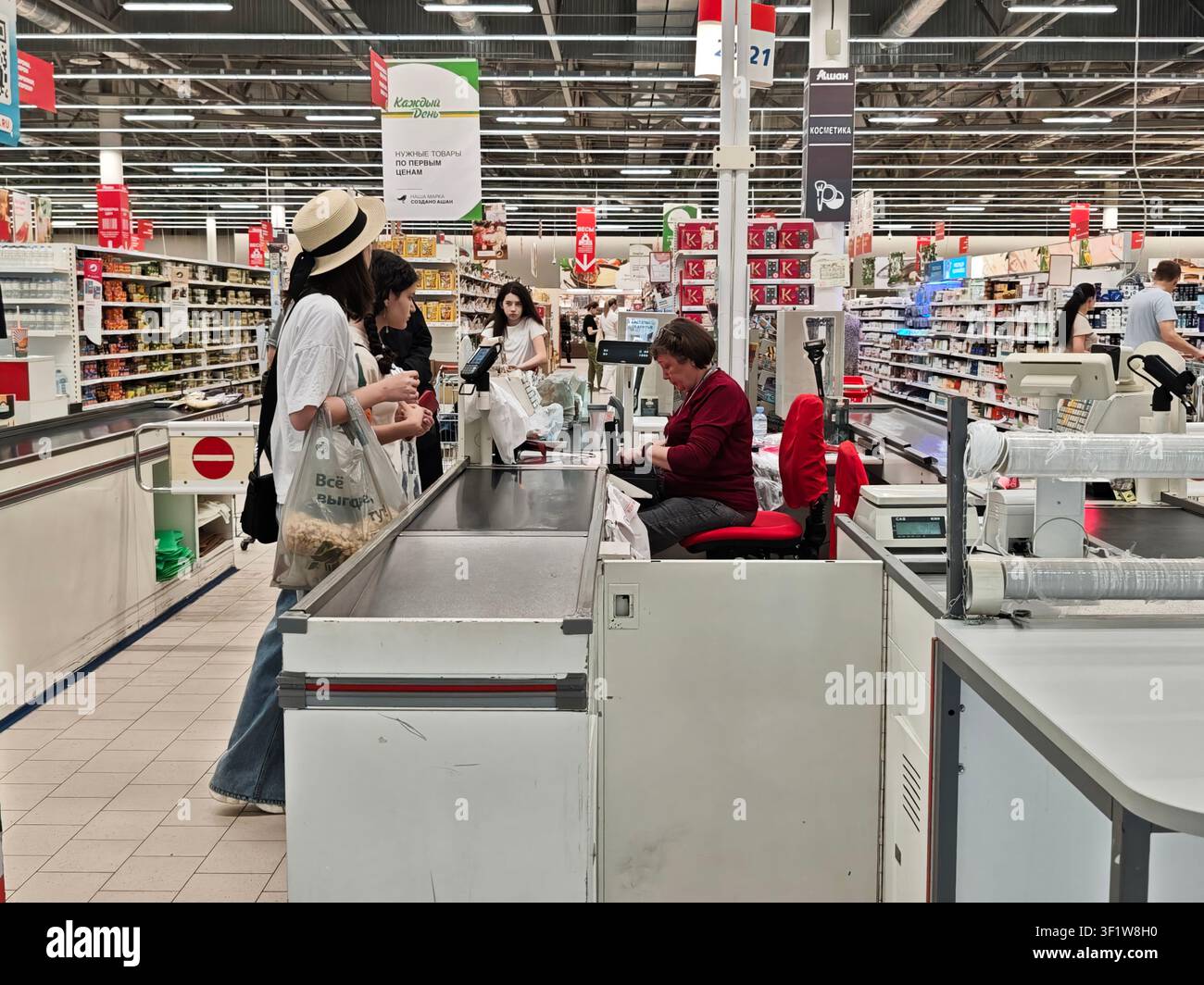 Kazan, Russia – 13 giugno 2025: I clienti utilizzano banchi di autoscansione per scansionare gli articoli e effettuare pagamenti durante lo shopping nel negozio di alimentari. Foto Stock