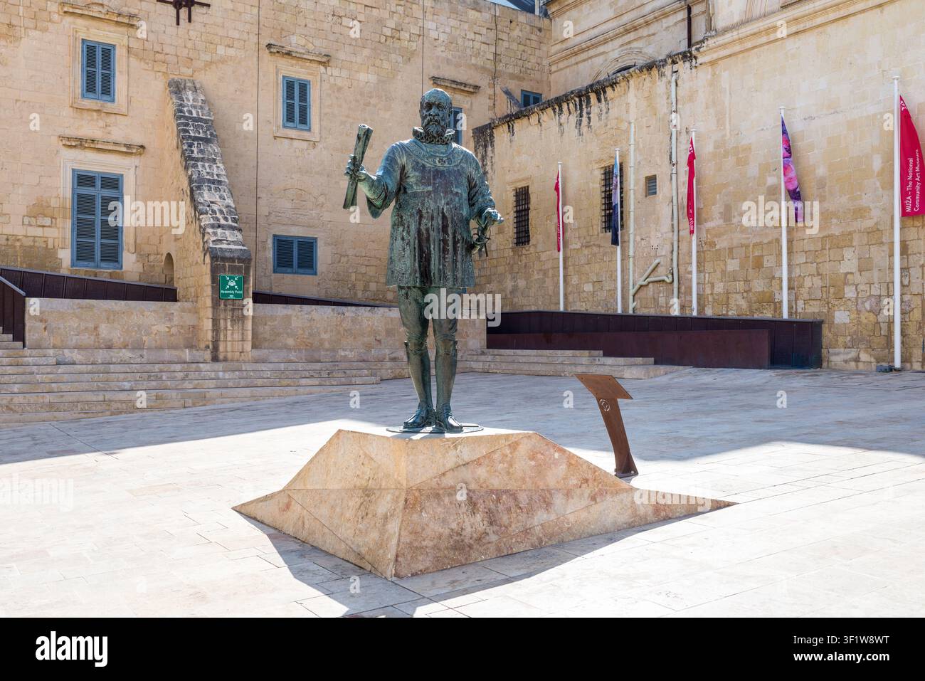Valletta, Malta - 18 maggio 2025: La statua onora Jean de Valette, il 49° Gran Maestro dell'Ordine di Malta e fondatore di Valletta, in piedi in una Foto Stock