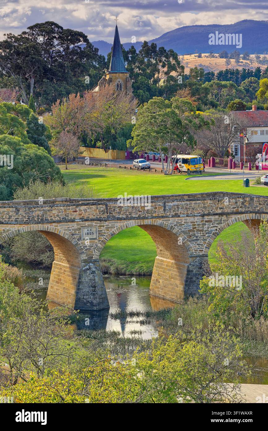 Tre archi del sito turistico popolare storico costruito dai detenuti, il ponte di Richmond, visto da una collina vicina vicino a Hobart, Tasmania, Australia Foto Stock