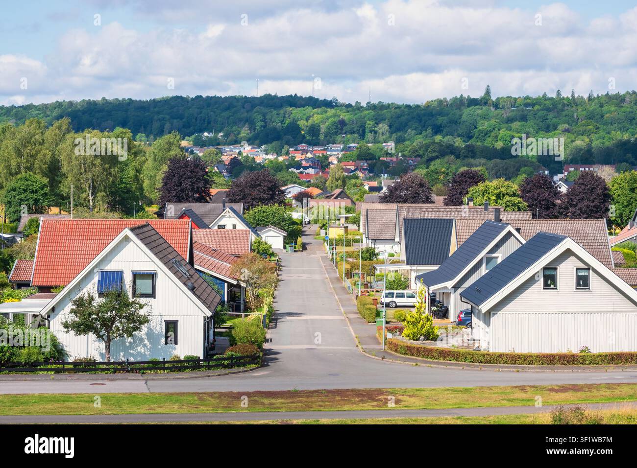 Zona residenziale con case indipendenti in una strada di una piccola città Foto Stock