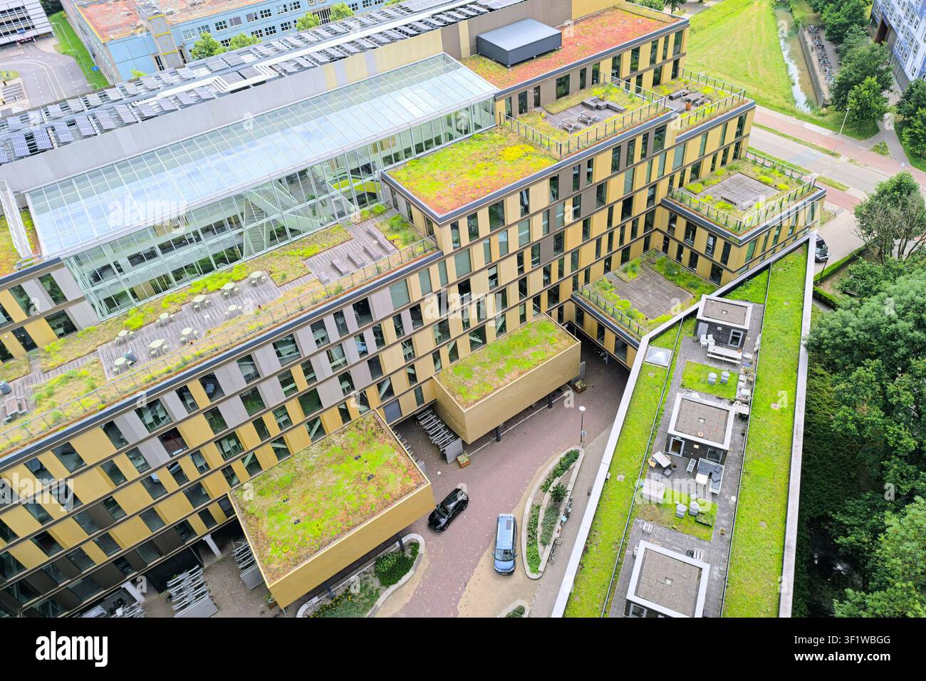 Vista aerea di edifici moderni per uffici con tetti verdi e giardini pensili che promuovono la sostenibilità urbana presso il campus Uithof dell'Università di Utrecht Foto Stock