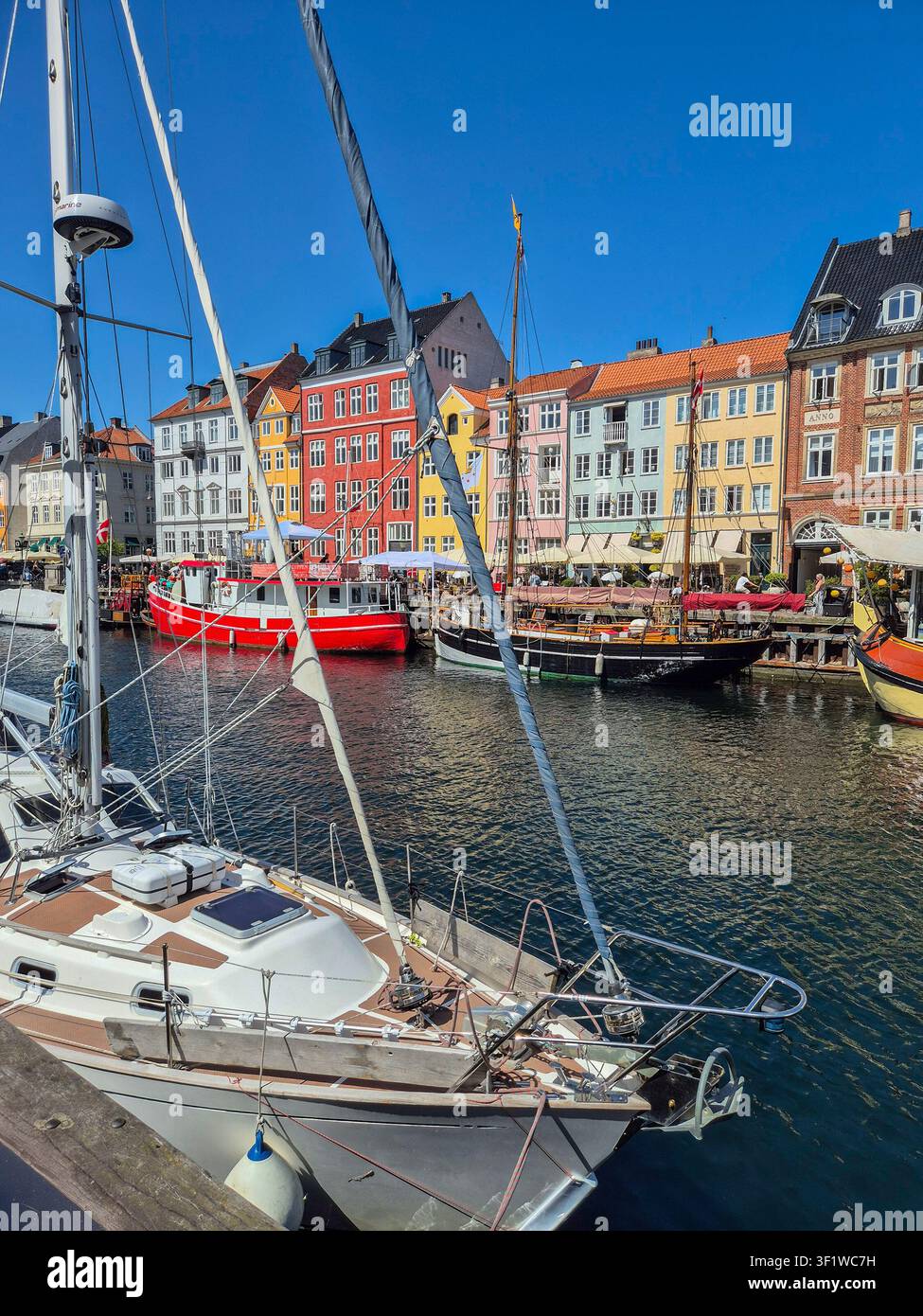Barca a vela nel famoso porto di Nyhavn (o New Port) con edifici colorati, paesaggio urbano di Copenaghen, Danimarca Foto Stock