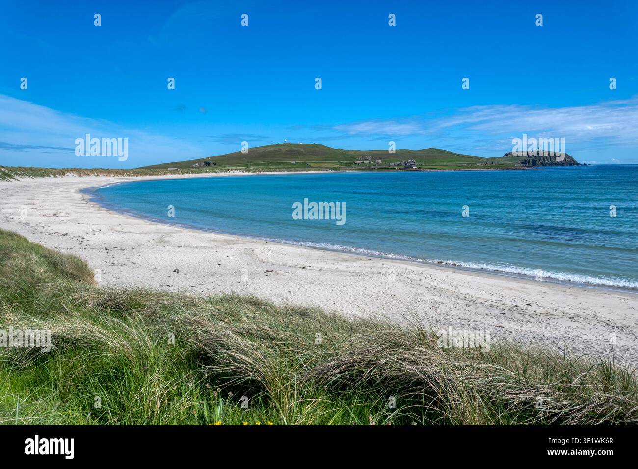 Spiaggia di West Voe nel sud di Shetland Mainland, con Sumburgh Head sullo sfondo. Foto Stock