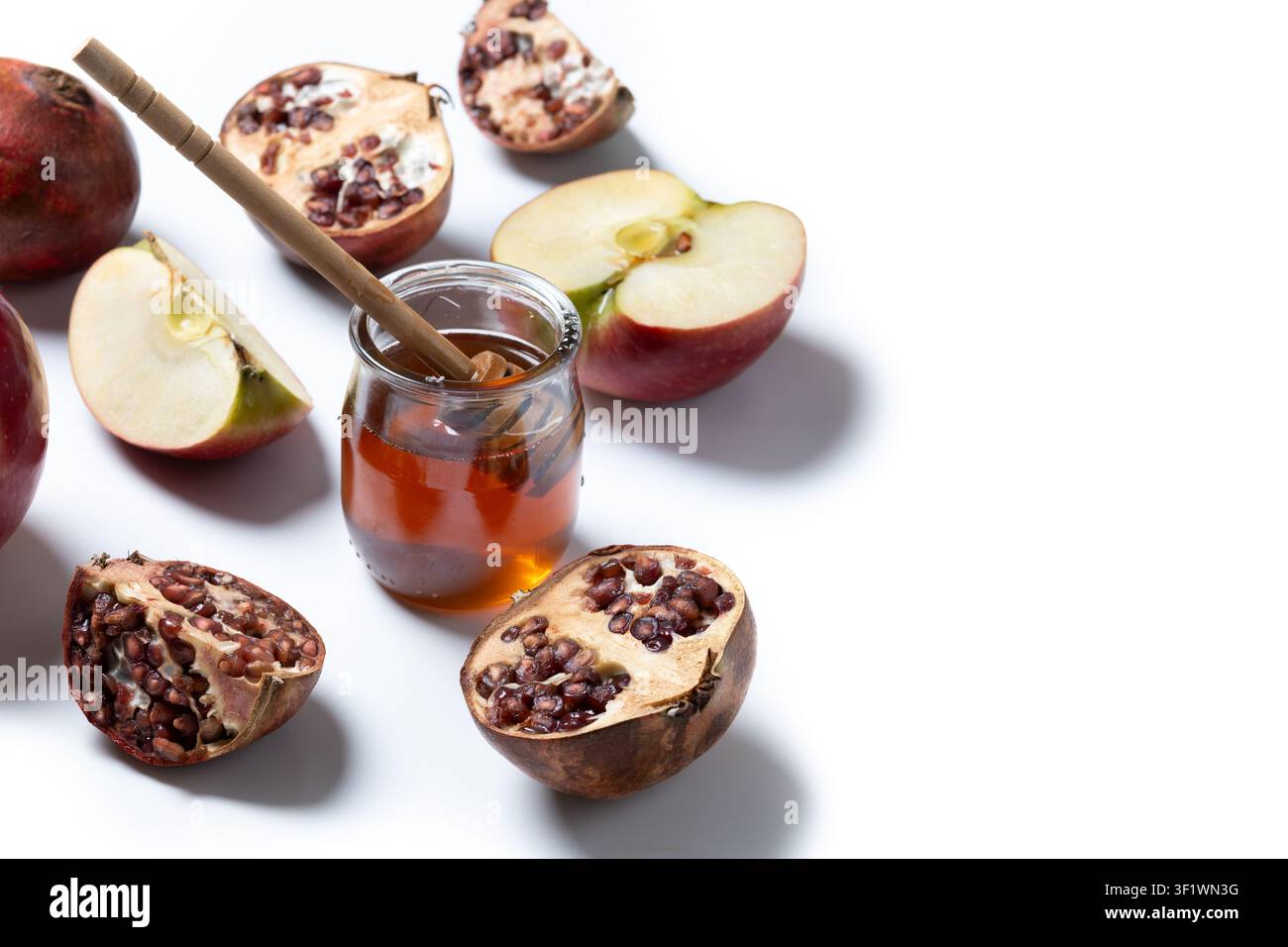 Cibo tradizionale di Rosh Hashanah isolato su sfondo bianco Foto Stock