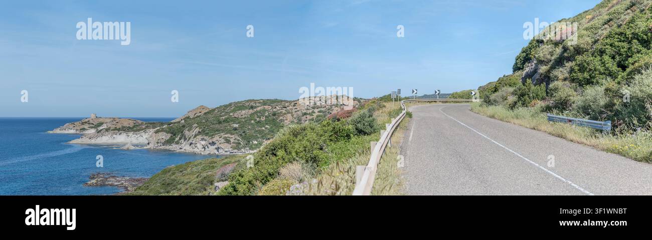 paesaggio panoramico di grandi dimensioni con SP 49 che si piega sulla costa mediterranea verde vicino alla baia di Porto Sottonaera, scattato nella luminosa luce primaverile vicino a Bosa Foto Stock