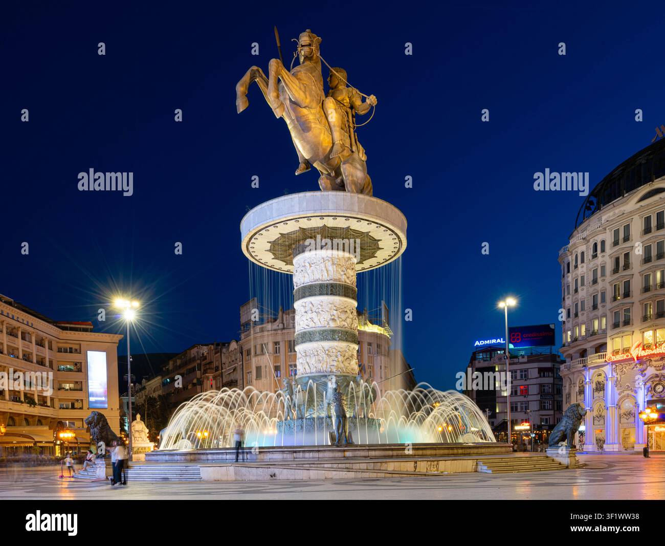 Skopje, Nord Macedonia, 2 giugno 2026. Skopje, Nord Macedonia, 2 giugno 2026. La grande fontana con il monumento ad Alessandro III di Macedonia di notte nel centro città Foto Stock