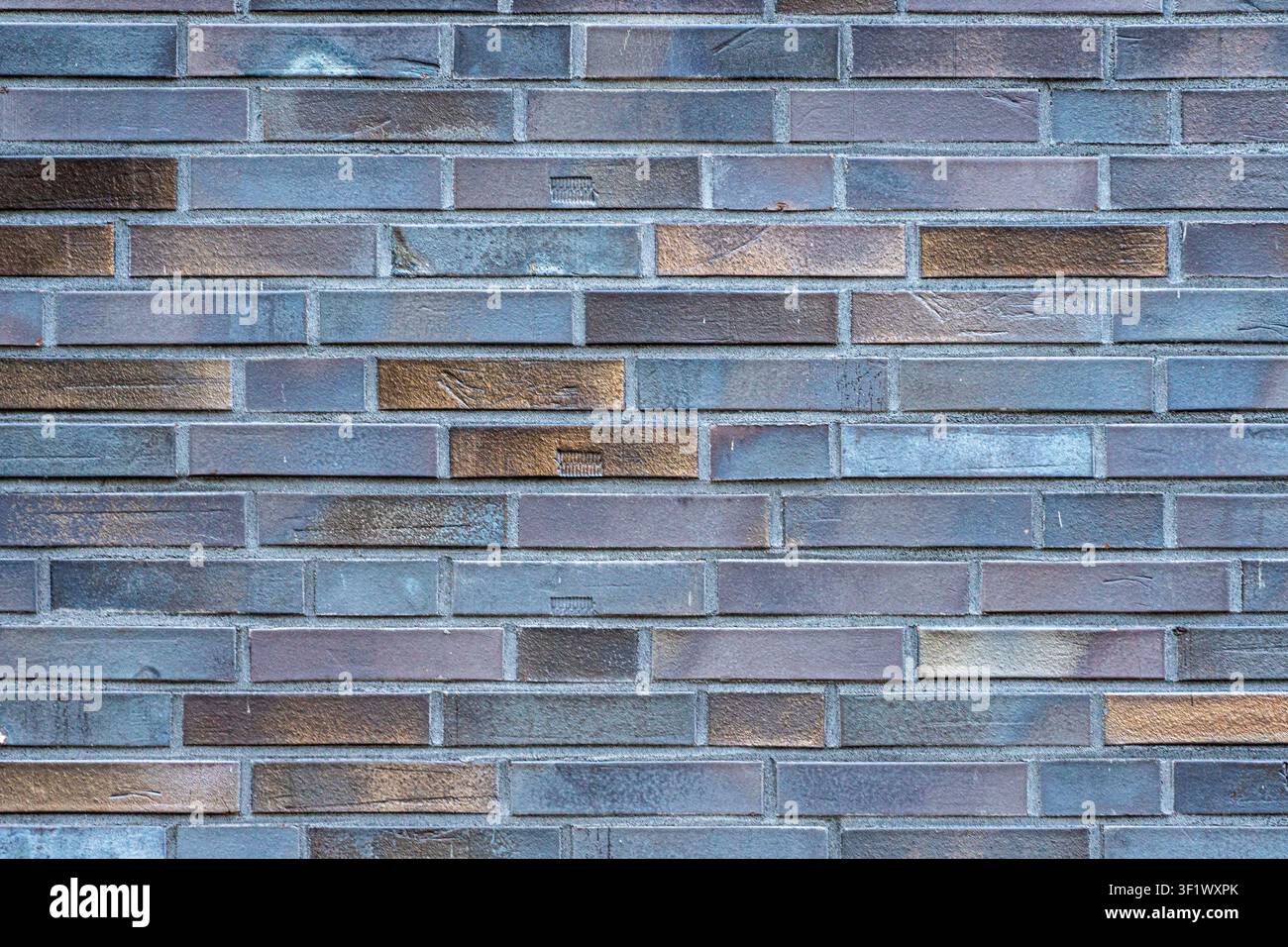 Sfondo moderno in mattoni blu grigio con dettagli in bronzo Foto Stock