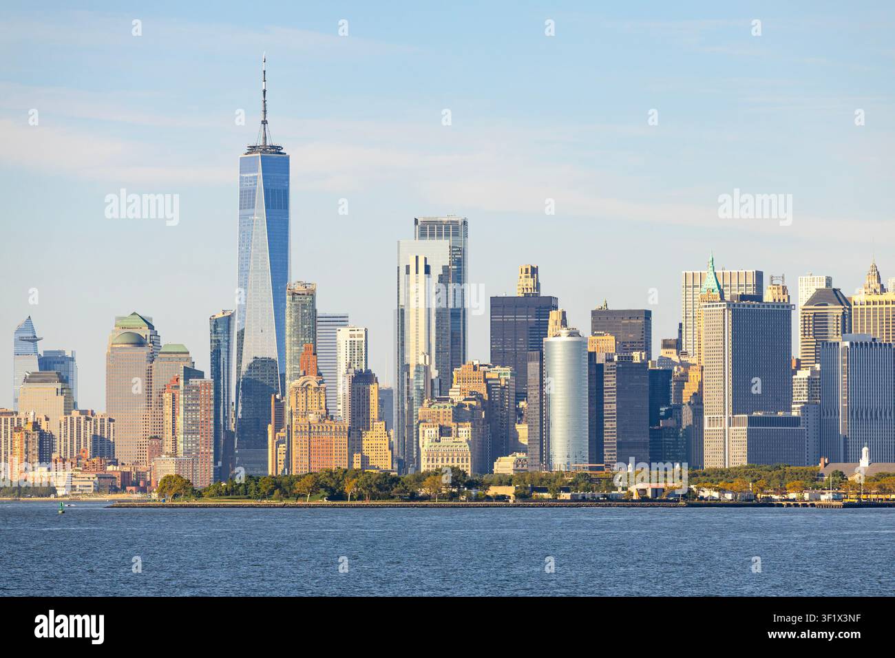 New York, USA - 02.09.2026: Vista dall'acqua sui grattacieli di New York nell'area di Manhattan Foto Stock