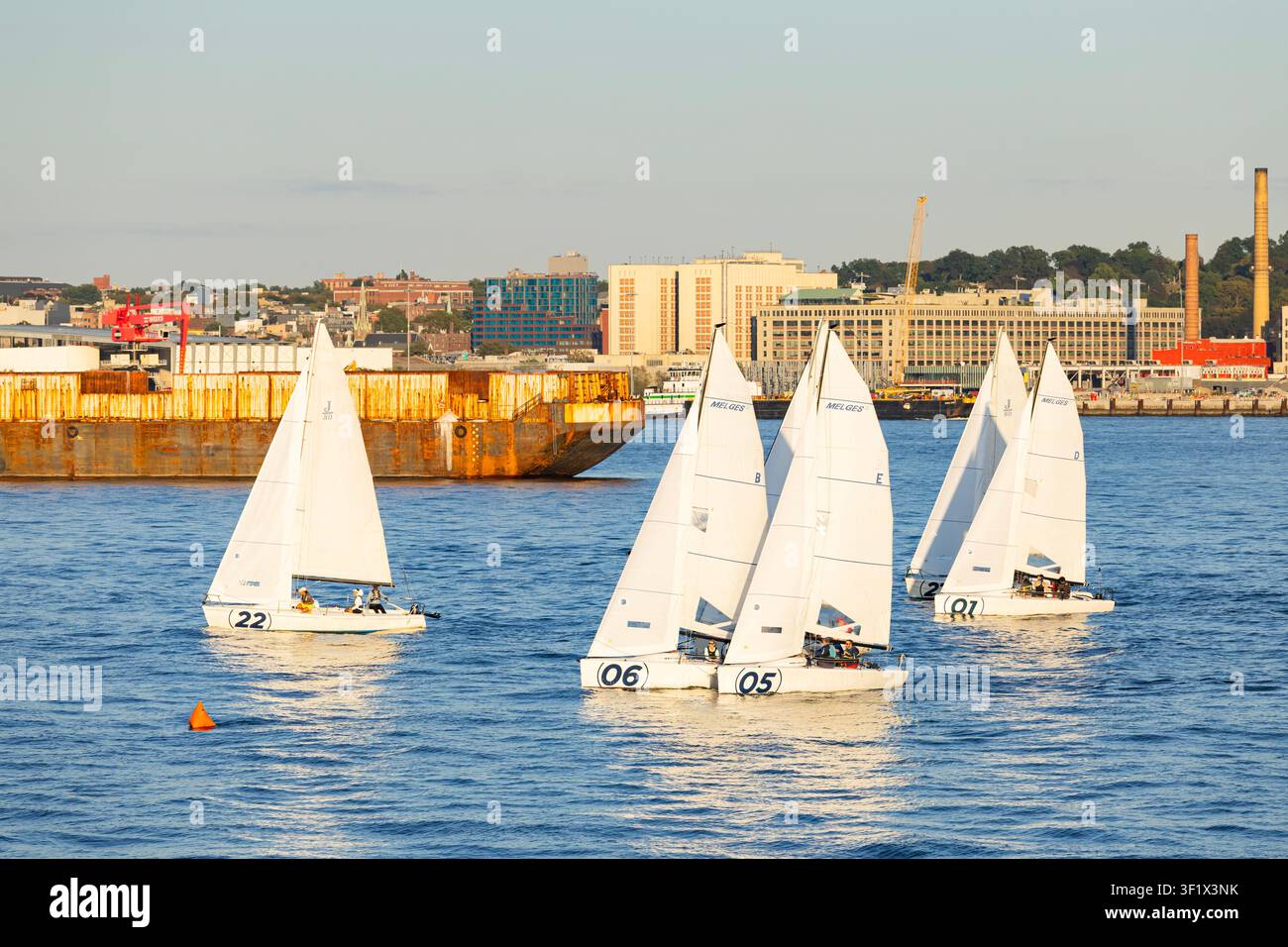 New York, USA - 15.08.2026: Allenamento in barca a vela per tre persone nella baia di Hudson, New York Foto Stock