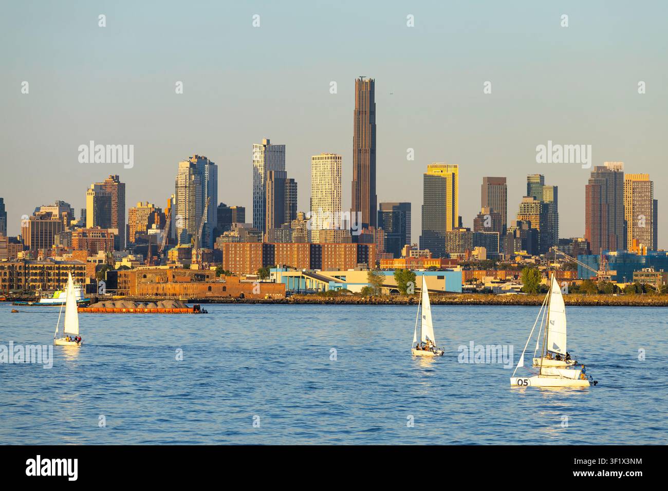 New York, USA - 15.08.2026: Barche a vela a tre persone in allenamento nella baia di Hudson, New York Foto Stock