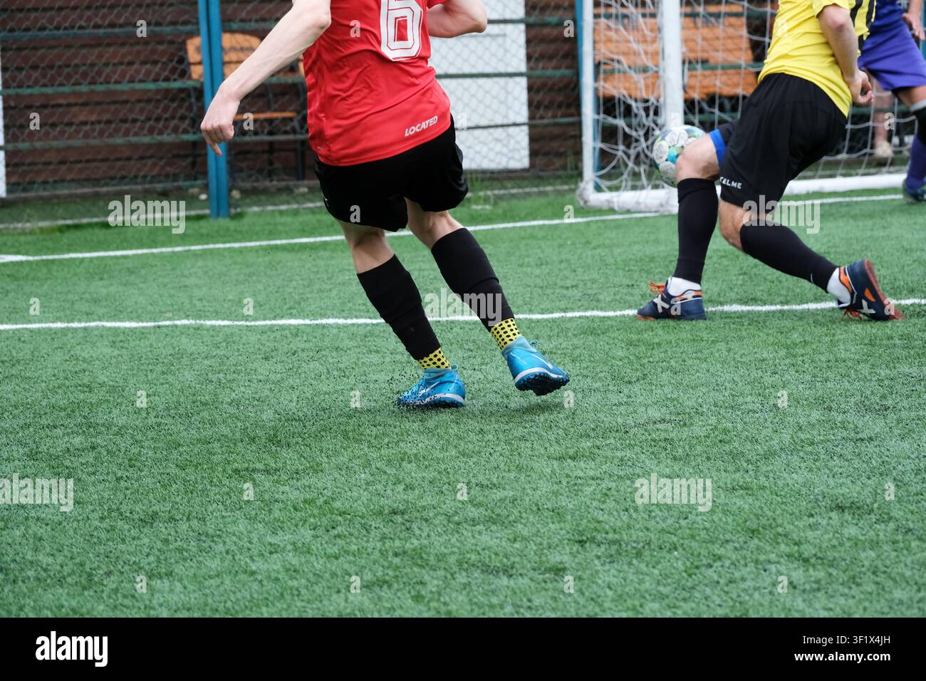KIEV, UCRAINA - 5 luglio 2026: I giocatori lottano per il pallone vicino al gol durante una partita amatoriale di futsal all'aperto su un campo in erba sintetica a Kiev, Ucraina Foto Stock