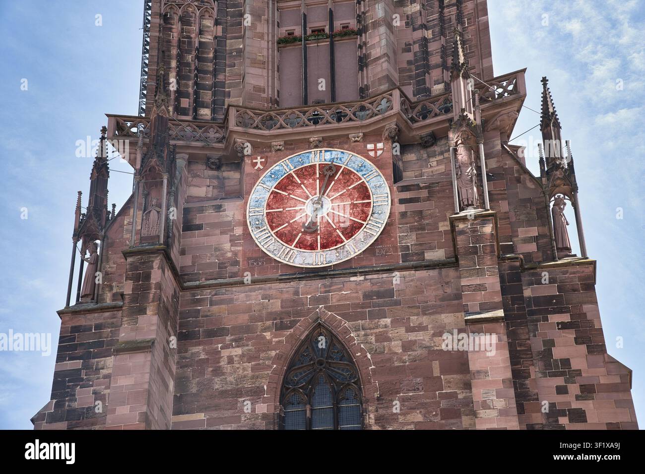 Il vecchio orologio della torre sulla Minster di Friburgo ha solo una mano di orologio e non 'conosce i minuti. Baden-Wuerttemberg, Germania, Europa Foto Stock