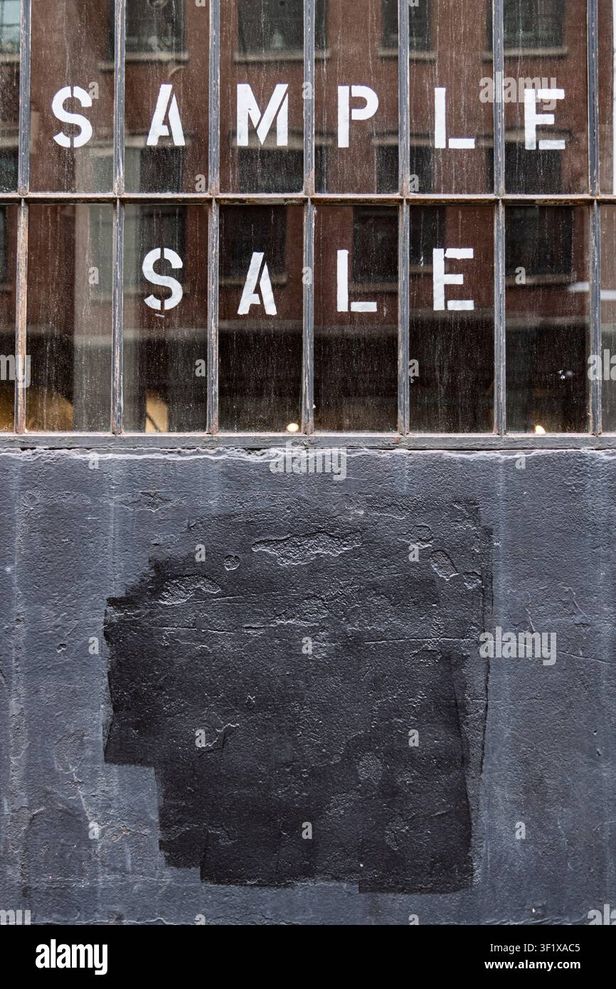 Insegna di vendita campionaria stampata a stencil sulle lastre di una finestra industriale a New York City. Foto Stock