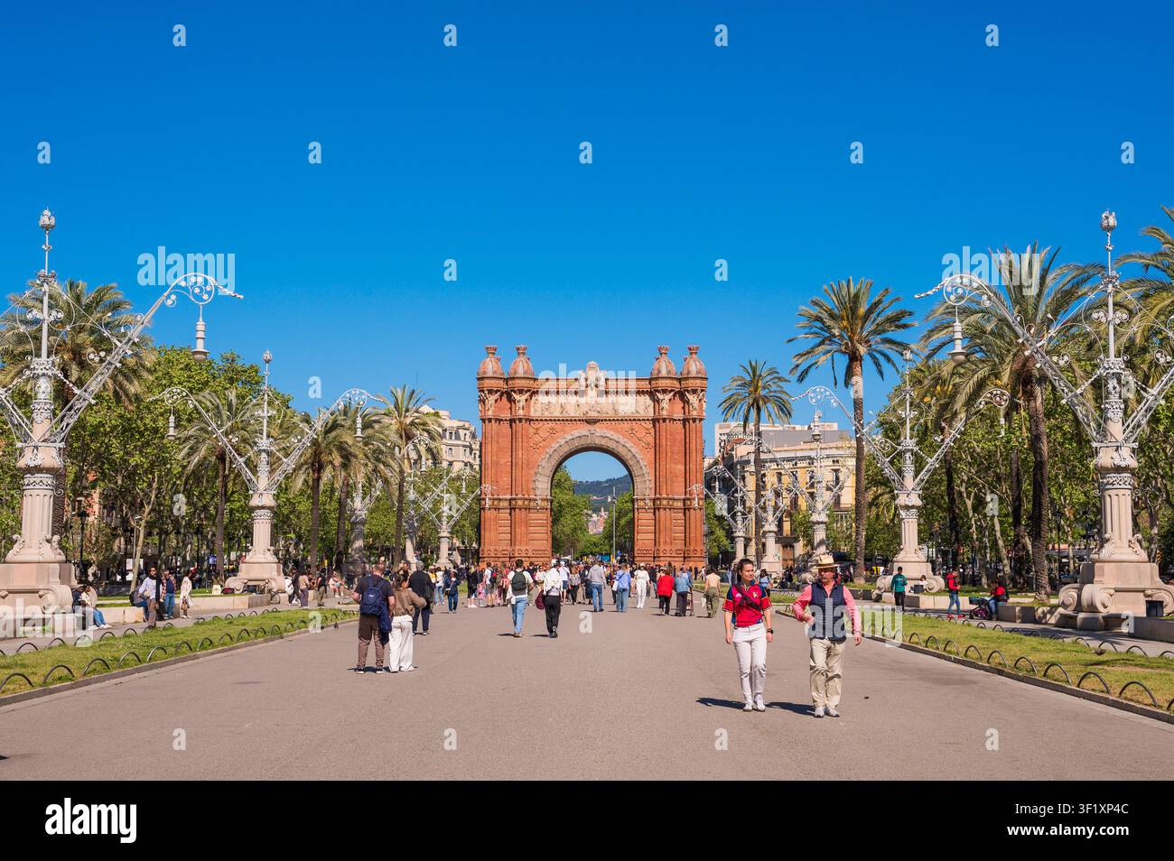 Barcellona, Spagna - 14 aprile 2026: L’Arc de Triomf è un arco trionfale nella città di Barcellona in Catalogna, Spagna. Foto Stock